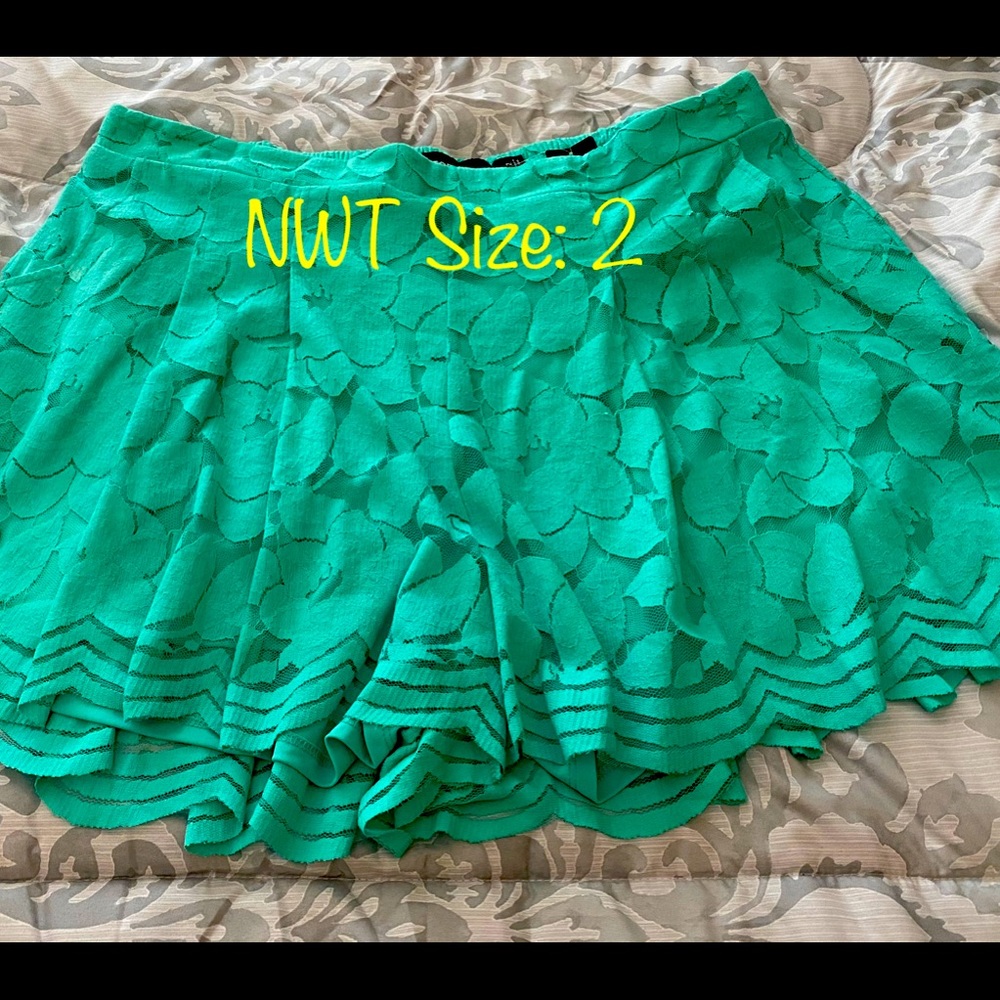 *NWT* Torrid Sz: 2 Turquoise Scalloped Shorts